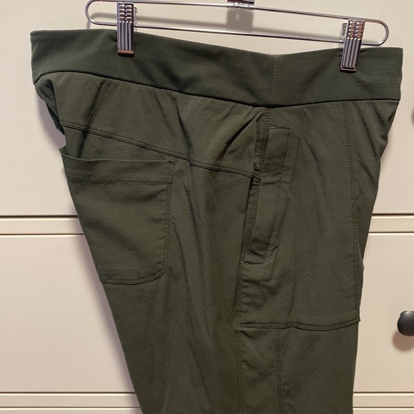 Size 4 khaki olive Athleta hiking joggers. - Picture 5 of 6